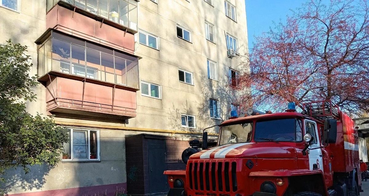 Из задымлённого подъезда в Челябинске сами вышли 23 человека после пожара на балконе третьего этажа