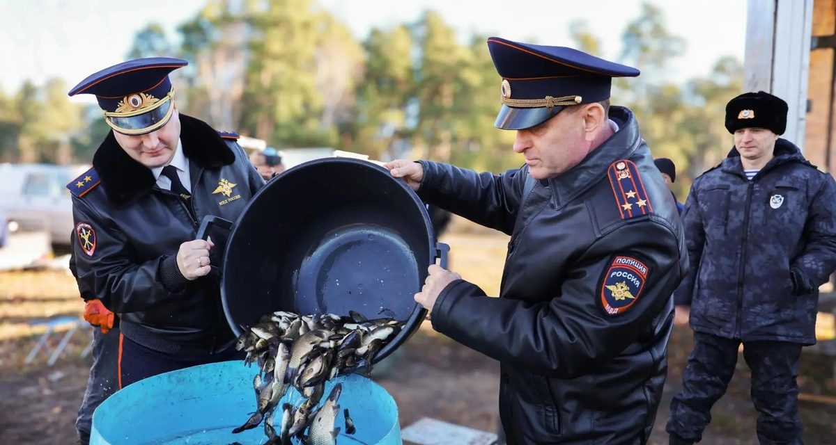 Генерал МВД Сергей Космачев участвовал в выпуске 500 тысяч мальков сазана