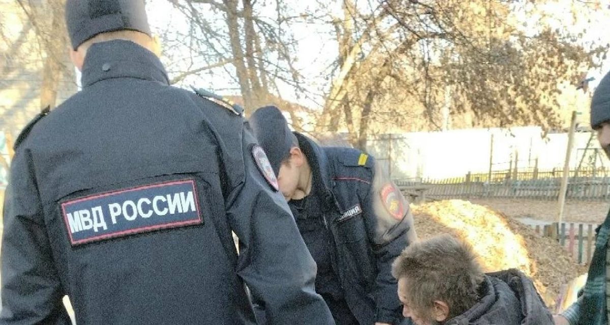 Полицейские помогли мужчине, который несколько дней провёл на остановке у трассы