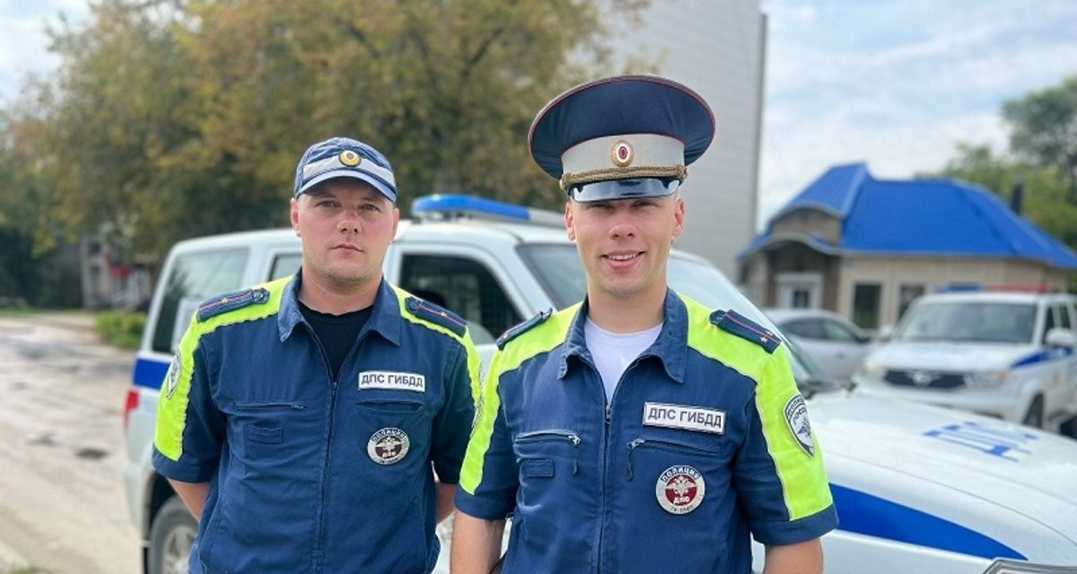 Инспекторы ДПС помогли семье с двумя детьми с ОВЗ добраться домой после аварии