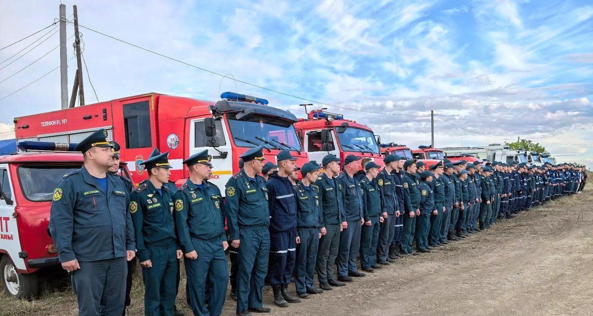 Огнеборцы сутками защищали девять поселков от пламени и отстояли все дома без жертв