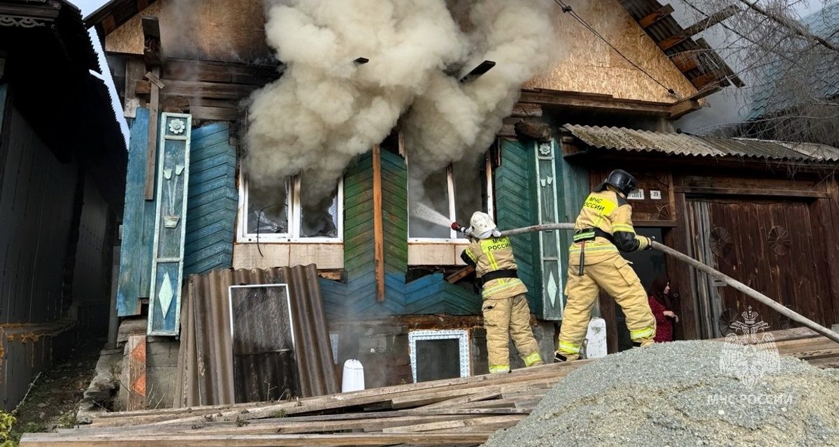 В Кыштыме пожарные вынесли из горящего дома газовый баллон