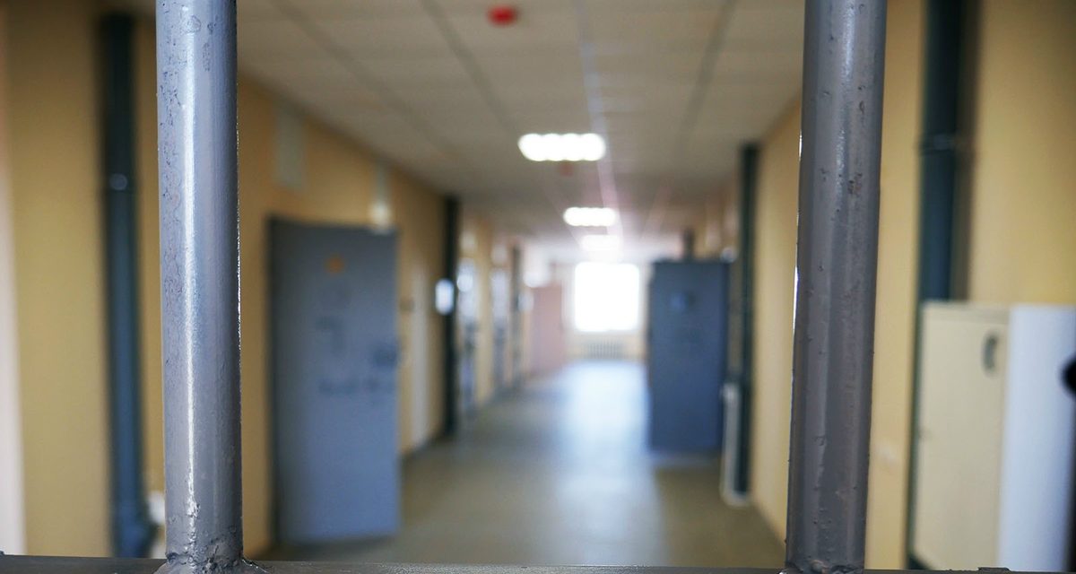 Молодого человека подозревают в попытке перебросить осуждённым гашиш на стрелах арбалета